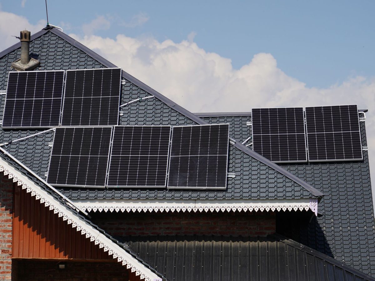 Solarmodule auf einem dunklen Satteldach